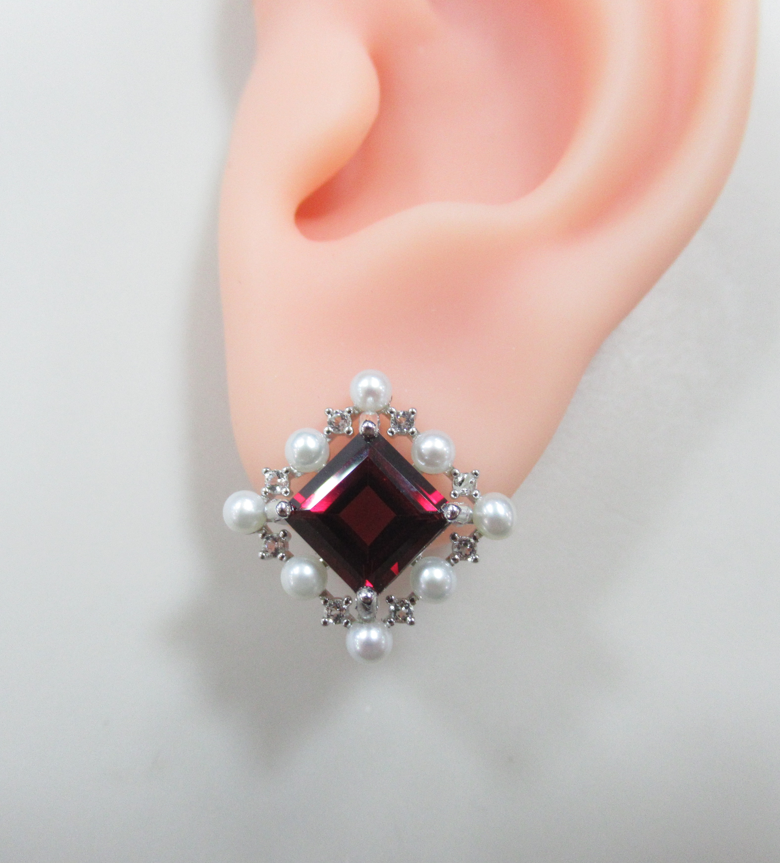 Серебряные серьги-пусеты с гранатами и жемчугом